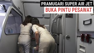 Pramugari Cantik Super Air Jet Membuka Pintu Pesawat saat Landing di Bandara Tujuan [upl. by Lohman]